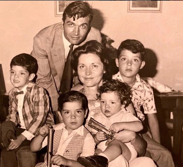 Fenerbahçe'nin yeni başkanı 1964'te ABD'nin Denver şehrinde dünyaya geldi.