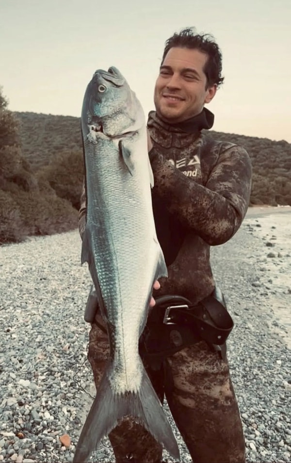 Çağatay Ulusoy, sık sık balık tuttuğu anlara dair paylaşımlar yapıyor.