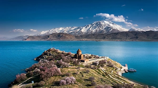 12. Akdamar Adası