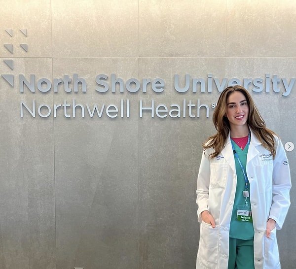 Güzel doktor, yaptığı son paylaşımla Amerika’ya taşındığını ve kariyerine New York’ta devam edeceğini açıkladı.