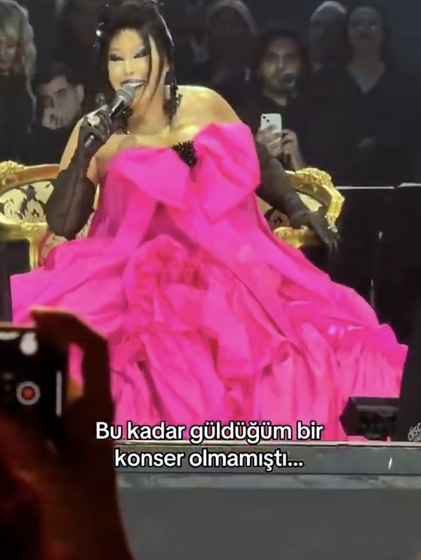 Tijdens haar laatste concert pakte de Diva de microfoon en deed nog een move, waardoor het publiek in lachen uitbarstte.