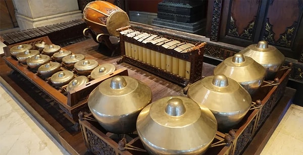 Gamelan, Javanese dilinde “vurmak, dövmek” anlamına geliyor!