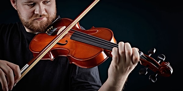 Kemanın en eski atası aslında 16. yüzyılda İtalya’da ortaya çıkan viola da braccio!