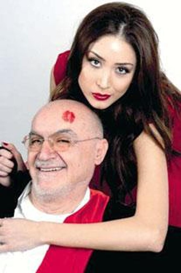 Programda geçmişte gazeteci Hıncal Uluç’la anılan dostluğuna da değinen Gürsel, “Ünlü olmak için Hıncal Uluç’un adını kullandınız mı?” sorusuna net yanıt verdi: