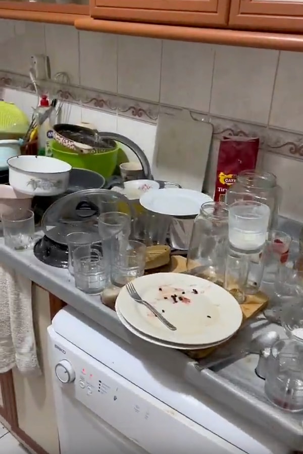 Öğrenci evindeki mutfak ve bulaşık temizliği videosu hepimizin içini rahatlattı!