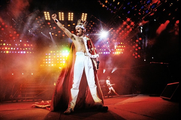 3. Taç ve kraliyet peleriniyle Freddie Mercury!