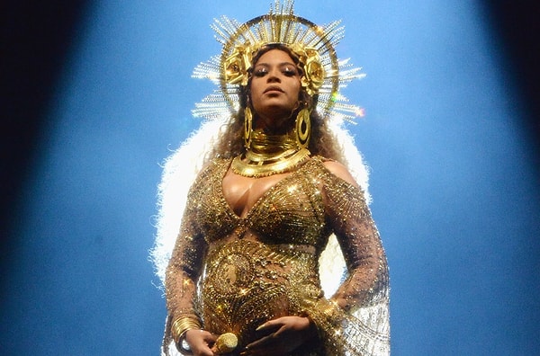 4. Beyonce'yi sahnede 'kraliçe' yapan o kostümü...