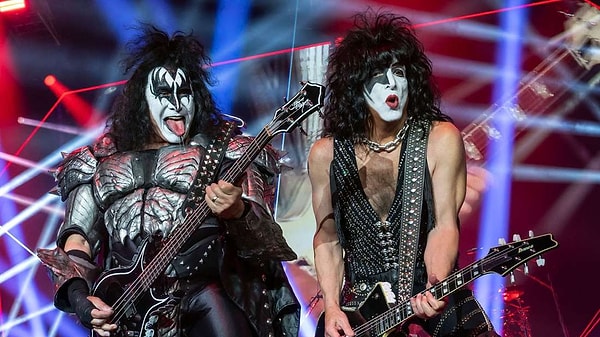 8. Hem makyajları hem de kostümleriyle sahnede görsel bir şölen sunan Kiss!
