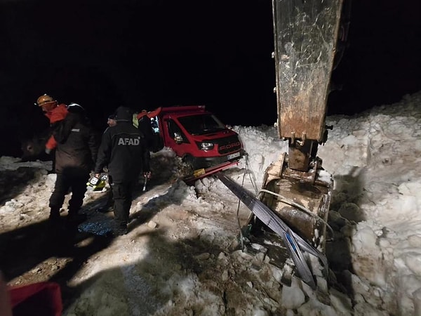 Hafta sonu yaylaya yağan yoğun kar sonrası bugün havanın açması ile birlikte Trovit Yayla yolunda çığ tehlikesi yaşandı.