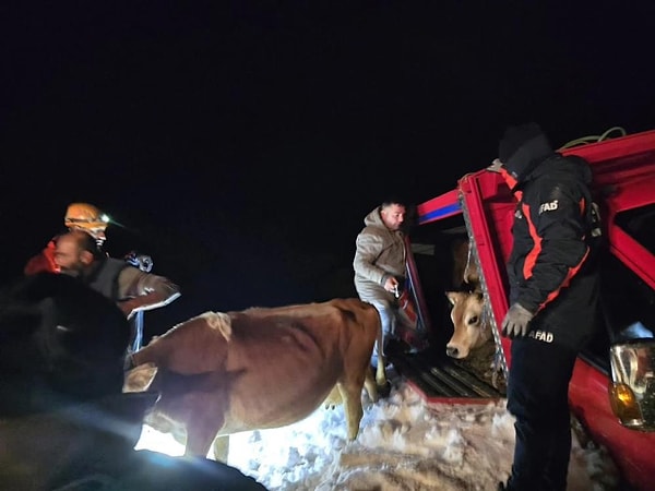 Çığ nedeniyle kapanan yolun ulaşıma açılması için çalışmalar aralıksız sürüyor.