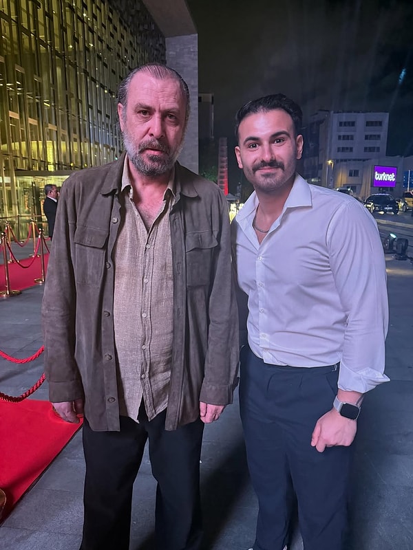 Bu kez ünlü oyuncu, bir hayranıyla çektirdiği fotoğrafıyla gündemde.