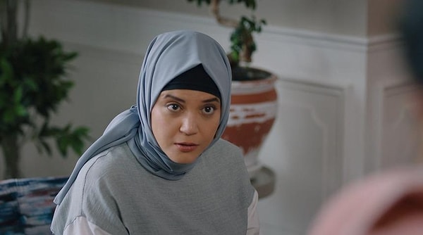 Feyza Civelek'in Kızılcık Şerbeti setinde koltuğa işediği, bunu gören Sibel Taşçıoğlu'yla tartıştığı ve Taşçıoğlu'nun bu sebeple diziden ayrıldığı iddia edildi.