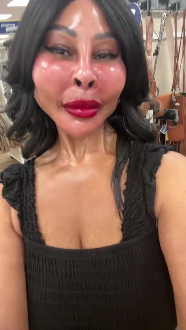 TikTok’ta yaptığı alışveriş paylaşımlarıyla tanınan LayLay, son günlerde “glass skin” yani cam gibi pürüzsüz ve ışıldayan cildiyle dikkat çekti.