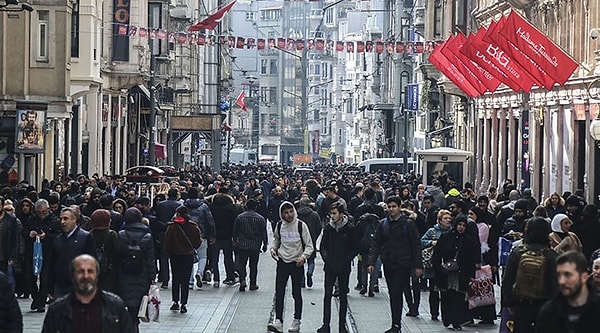 Daha önce de dünya erkekler günü kutlanması, gürültülü komşuların apartmandan atılması gibi istekler vardı.