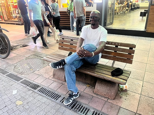 “Türk halkına, daha doğrusu Eskişehir halkına minnettarım. Benim adıma bank yapmışlar, var olsunlar. Bu incelik için teşekkür ederim, ismimi yaşatmaya devam ediyorlar” diyerek memnuniyetini ifade etti.