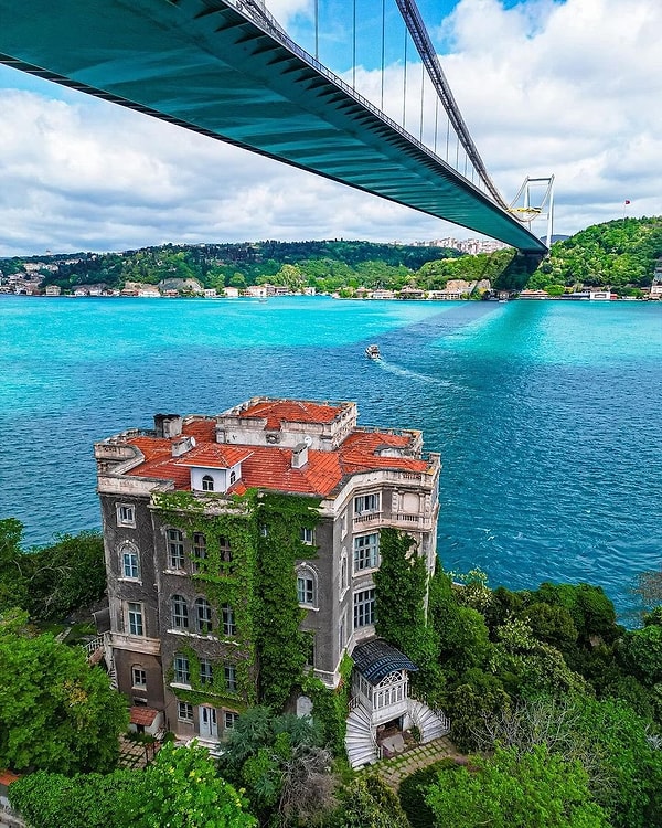 Her gördüğümüzde hepimizin aklından aynı soru geçiyor... Nedir bu evin değeri? Ona gelmeden önce tarihine göz atalım.