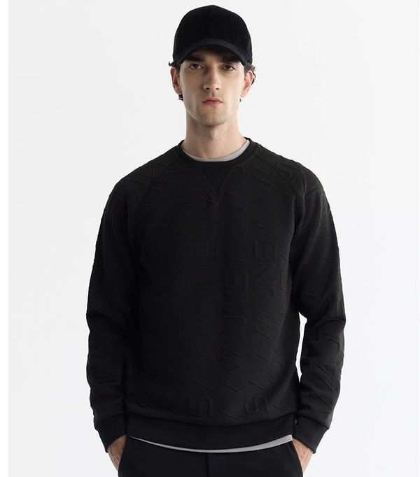 AVVA Erkek Siyah Sweatshirt, rahat kalıbı ve baskı detayıyla günlük kombinlerinize sportif bir şıklık katacak!