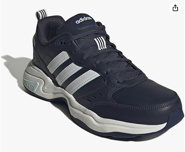 Şık deri detaylarıyla öne çıkan Adidas Strutter, yastıklamalı orta tabanı sayesinde gün boyu rahat adımlar atmanızı sağlayacak.