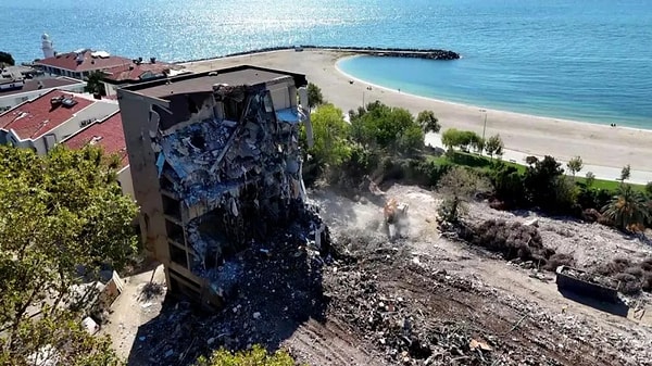 İstanbul’un 66 yıllık tarihi oteli yıkıldı.