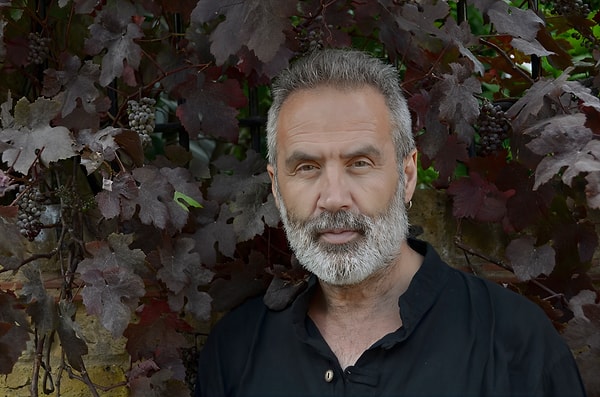 Batı ve Doğu kültürlerini özümseyerek geliştirdiği yaklaşımı, ona yalnızca kültürel çeşitlilik değil, evrensel bir estetik dili de kazandırmış.
