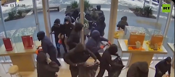 Yüzü maskeli 25 kişi dükkana girdi.
