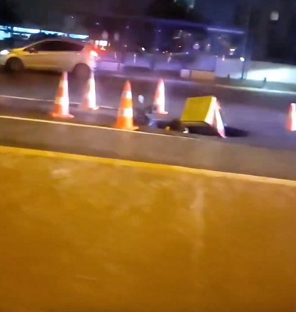 Sipariş taşıyan kurye, yoldaki çukura düştü!