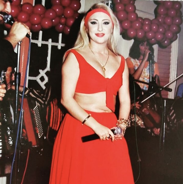 15 yaşında, düğün salonlarında ve gece organizasyonlarında şarkı söyleyerek sahneye adım attı.