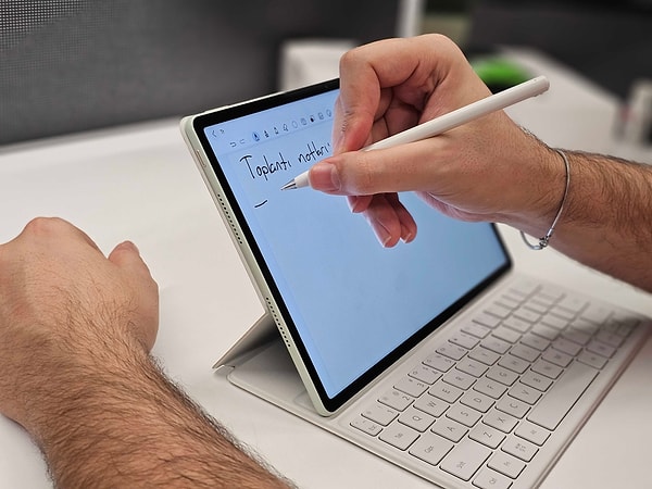 Yeni nesil M-Pencil Pro, ekran deneyimiyle birleşerek kağıt hissine çok yakın bir yazma ve çizim deneyimi sunuyor.