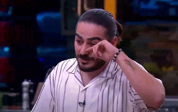 MasterChef'te Çağatay, Mehmet Şef'ten özür dileyip elini öpmek istedi.