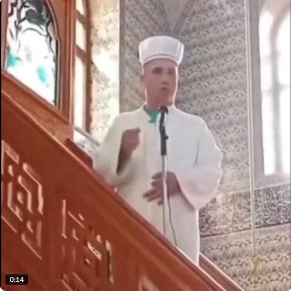 Rize'de bir imam, telefonu elinden bırakmayan cemaate tepki gösterdi.