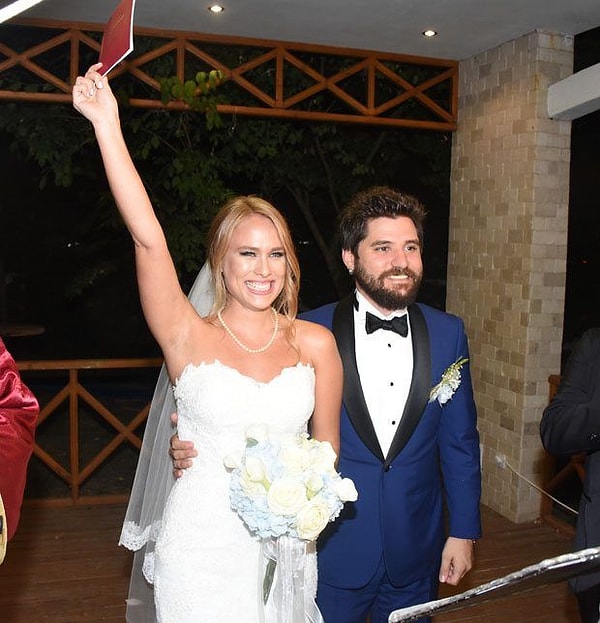 Seksenler dizisinin setinde tanışıp vurulan, tam 10 yıldır da istikrarını hiç bozmadan, hala aşkla beraber olan Begüm Öner ile Ceyhun Fersoy'u mutlaka tanırsınız.