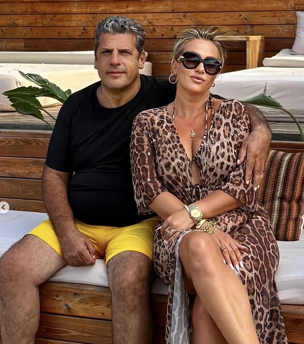 Geçtiğimiz saatlerde ise upuzun bir aranın ardından eski eşi, şimdiki sevgilisi Ali Uğur beyle yeni pozlarını paylaştı.