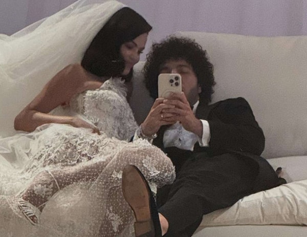 2025’in en çok beklenen düğünü sonunda gerçekleşti! Selena Gomez ve Benny Blanco, gözlerden uzak ama bir o kadar görkemli bir törenle dünyaevine girdi.