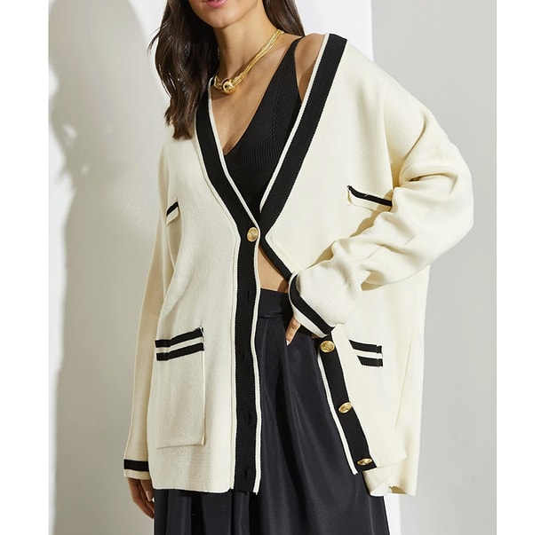 Serin havalarda şıklığı ve rahatlığı bir arada yaşamak isteyenler için Shade Oversize Hırka tam bir kurtarıcı.