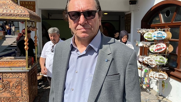 Arka Sokaklar dizisinden Hüsnü karakteriyle tanıdığımız Özgür Ozan'a benzeyen esnaf gündem oldu.