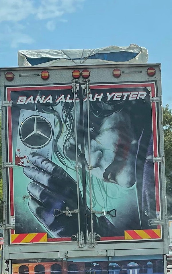 Joker imana gelmiş.
