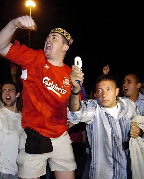 Yıl 2005... Taksim Delisi lakaplı Cenk Liverpool taraftarıyla mucizevi Şampiyonlar Ligi zaferini kutluyor.