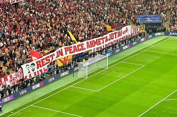 Galatasaray taraftarların hazırladığı Jota ve Ahmet Çalık pankartı 👇