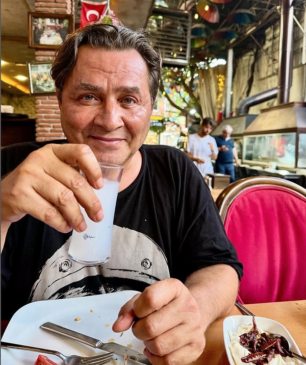 Özellikle jüri koltuğunda oturduğu dönemlerde yarışmacılarla yaşadığı tartışmalar ve sosyal medyada verdiği net cevaplarla bilinen ünlü televizyoncu, bir takipçisinin fiziksel görünümüyle ilgili yorumuna kayıtsız kalmadı.