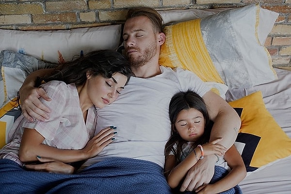 2020 yılında  yayınlanan, Kerem Bürsin ve Hande Erçel'in başrollerini paylaştığı romantik komedi türündeki "Sen Çal Kapımı" isimli dizi o dönem büyük ses getirmişti.
