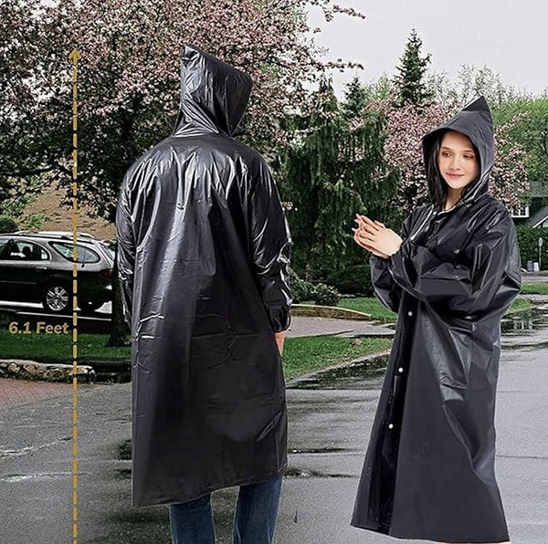 Katlanabilir ve taşıması kolay olan bu yağmurluk, sizi ıslanmaktan koruyacak.