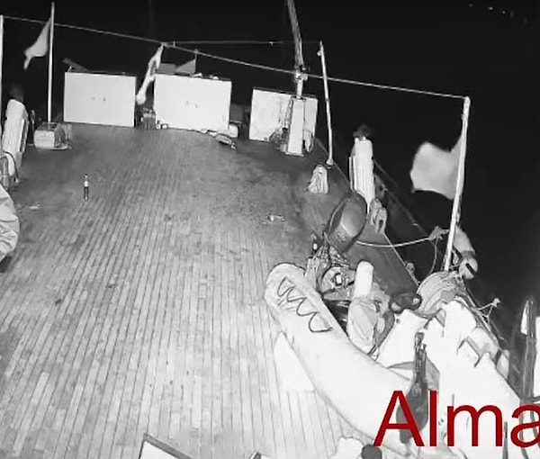 Sumud Filosu'na saldıran İsrail ilk olarak mürettebatı gözaltına aldı.