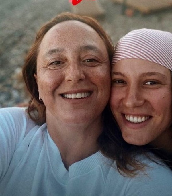 Ayşe Barım'ın tutukluluk süreci boyunca birçok kez menajeri ve ablası gibi gördüğü Ayşe Barım'ın yaşadıklarına isyan eden Serenay Sarıkaya'nın sessizliği merak ediliyordu.