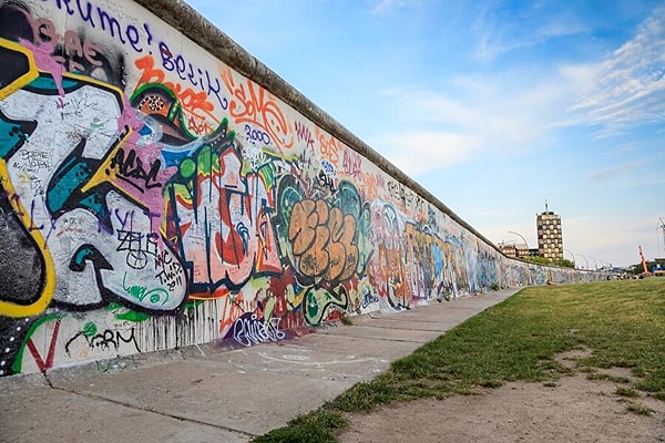 3. Berlin duvarı hangi yılda yıkıldı?