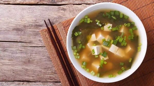 6. Japon mutfağına ait olan Miso çorbasının ana maddesi nedir?