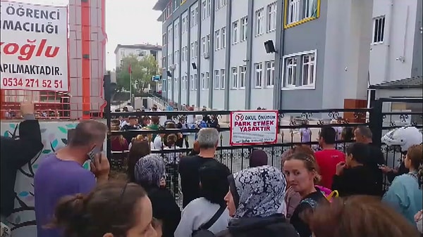 Depremin ardından okullar tahliye edildi.