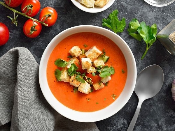 6. Domates Çorbası ve Sarımsaklı Ekmek