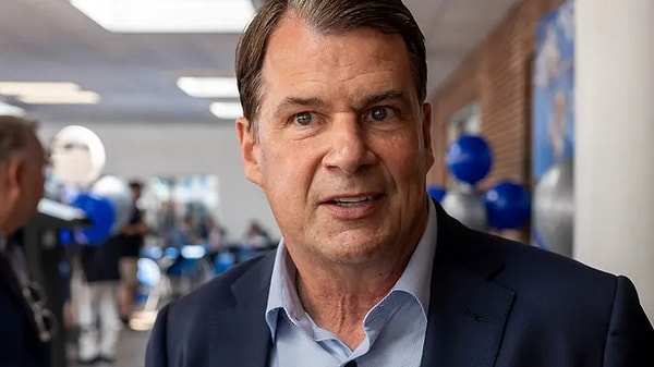 Farley, mavi yakalı işçilerin değersizleştirildiğini ifade ediyor.