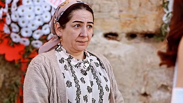 Uzak Şehir'in ilk sezonunda canlandırdığı Ümmü karakteriyle büyük beğeni toplayan Zeynep Kankonde, sezon başında diziden ayrılmıştı.