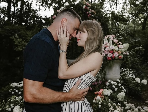 Takip edenler bilir; Swift, Ağustos ayında sevgilisi Travis Kelce’den evlilik teklifi almıştı.